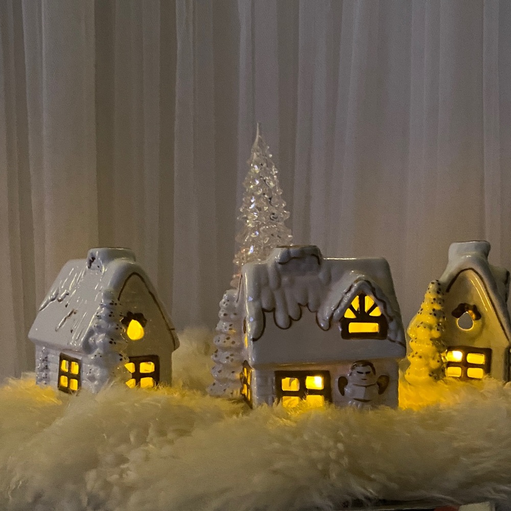 Source Unknown Illuminated Ceramic Village Set